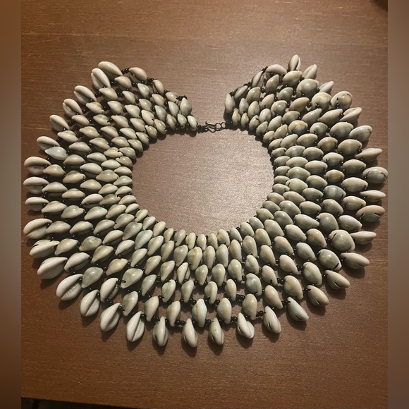 Elegant Cowry Shell Necklace - Picture 3 of 3